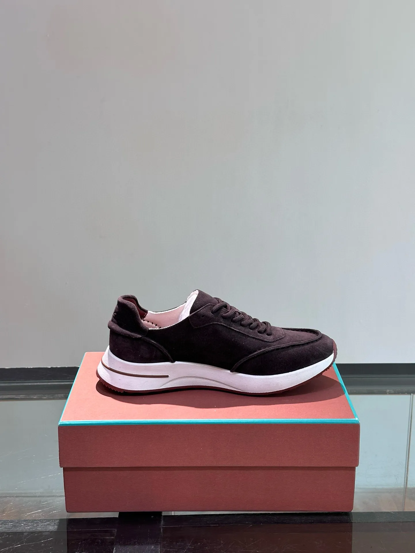 Factory price: 540💰Loro men's shoes💰iana niche Loro classic jogging shoes, men's lace-up casual shoes and sneakers, high-quality lightweight and comfortable fabrics, suitable for outdoor leisure, the color scheme is young and energetic, and it looks great with sportswear or casual suits! Size: 39-46 (customized sizes of 45 and 46 are non-refundable)